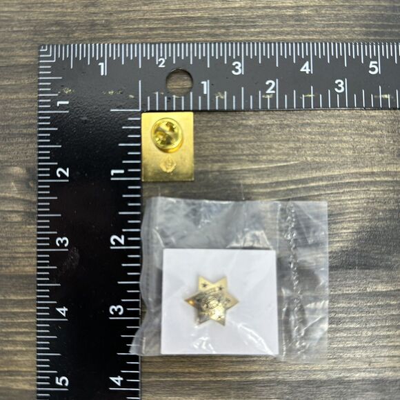 2 Wells Fargo Employee Pins 5 Year Service Award WF Agent Stagecoach Star Lapel - Picture 2 of 11